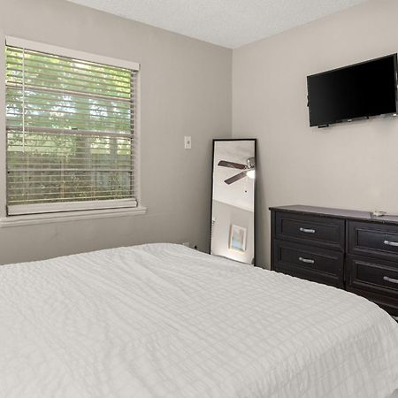 Cozy 3 Bedroom With Hot Tub 2 Min Away From Lackland San Antonio Exterior photo