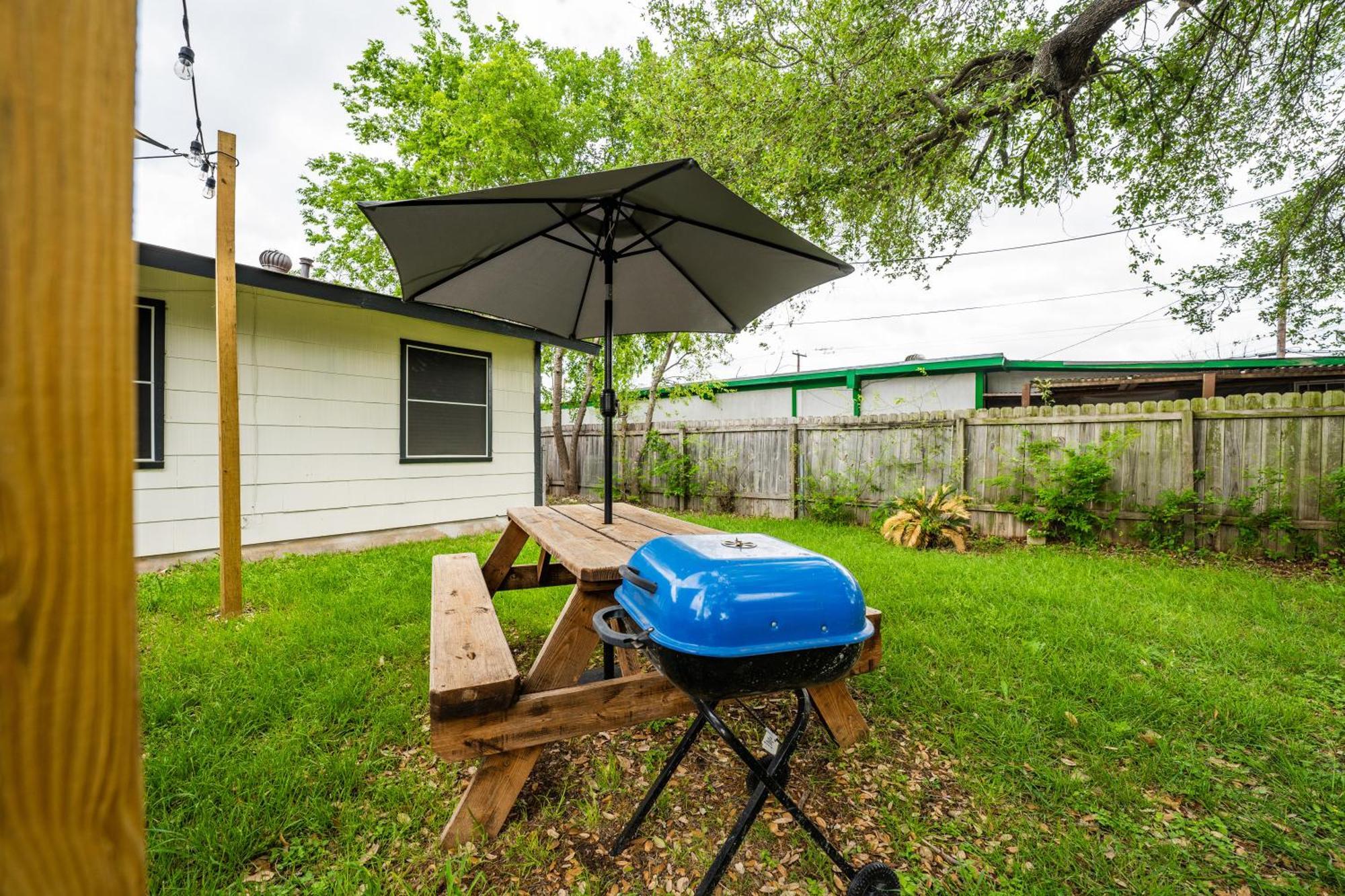 Cozy 3 Bedroom With Hot Tub 2 Min Away From Lackland San Antonio Exterior photo
