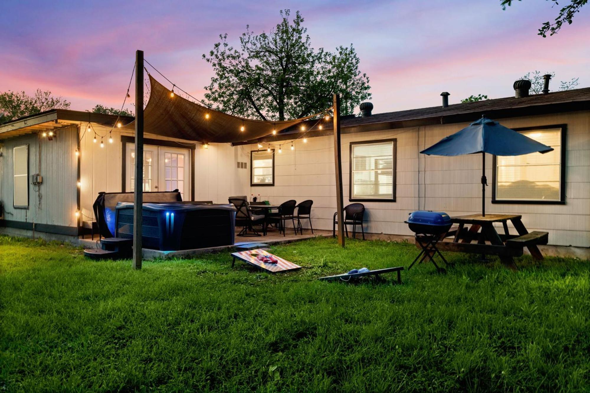 Cozy 3 Bedroom With Hot Tub 2 Min Away From Lackland San Antonio Exterior photo