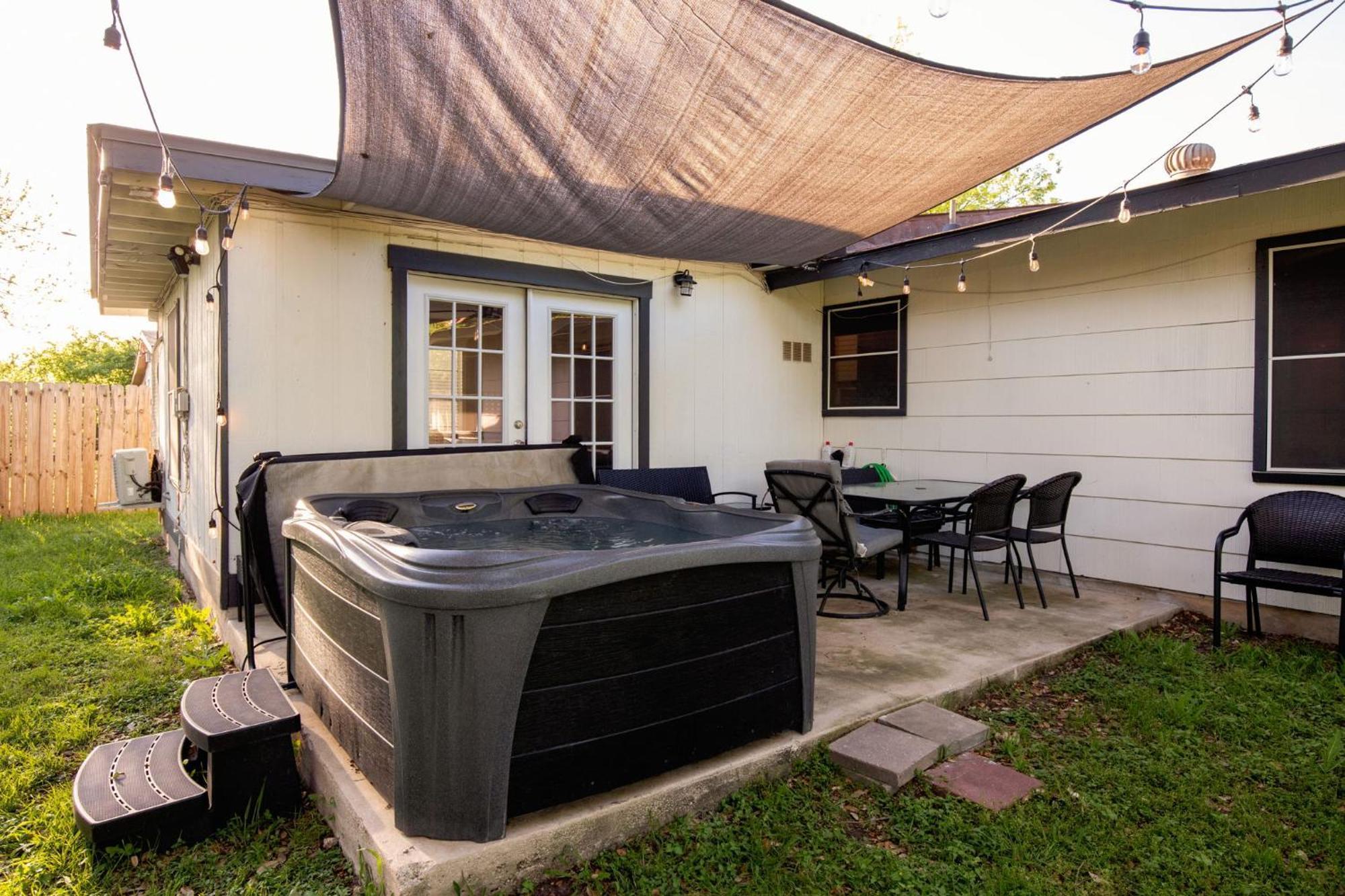 Cozy 3 Bedroom With Hot Tub 2 Min Away From Lackland San Antonio Exterior photo
