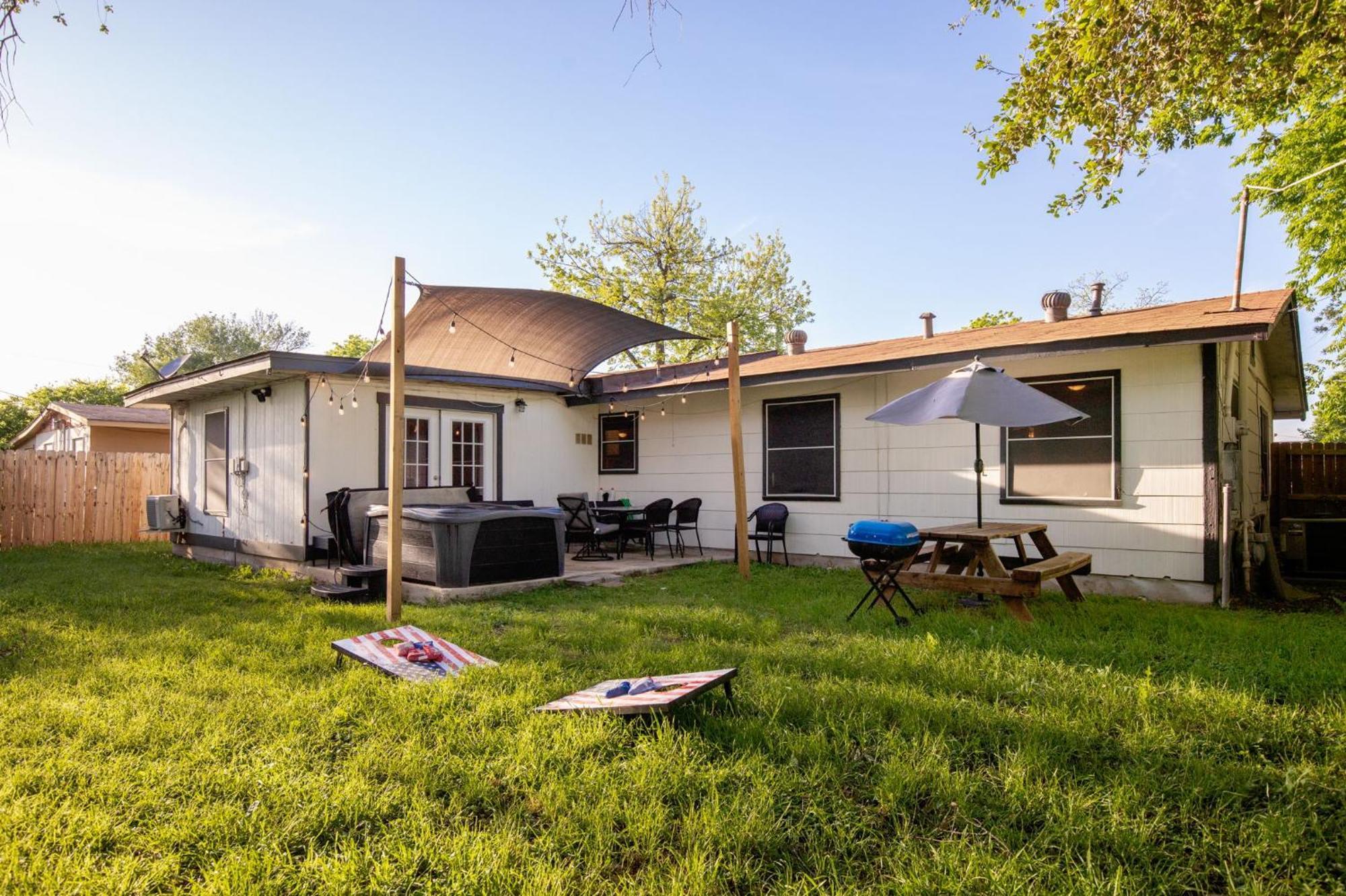 Cozy 3 Bedroom With Hot Tub 2 Min Away From Lackland San Antonio Exterior photo